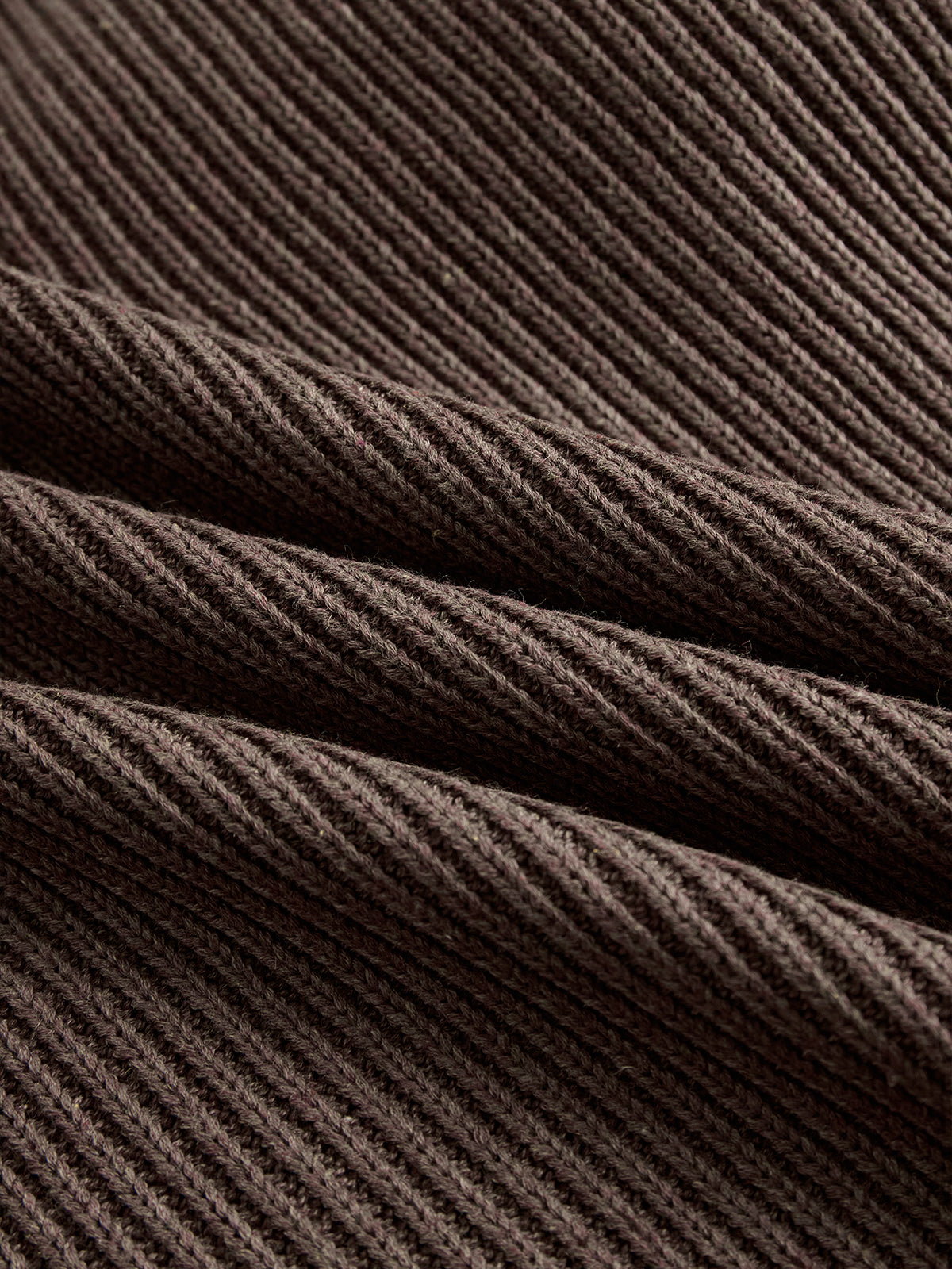 Belén | Strickkleid mit Rüschen – weich, warm und romantisch.
