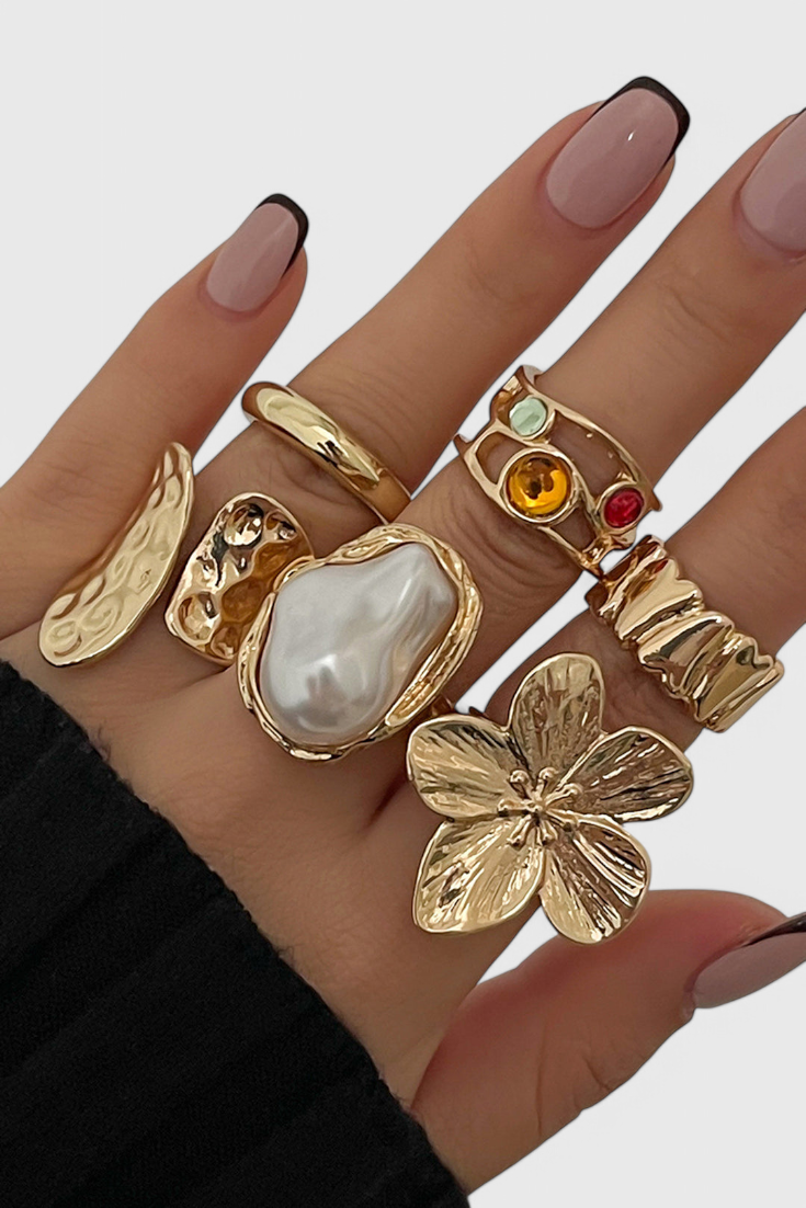 Offener Ring in flüssiger Blumenform mit Perle