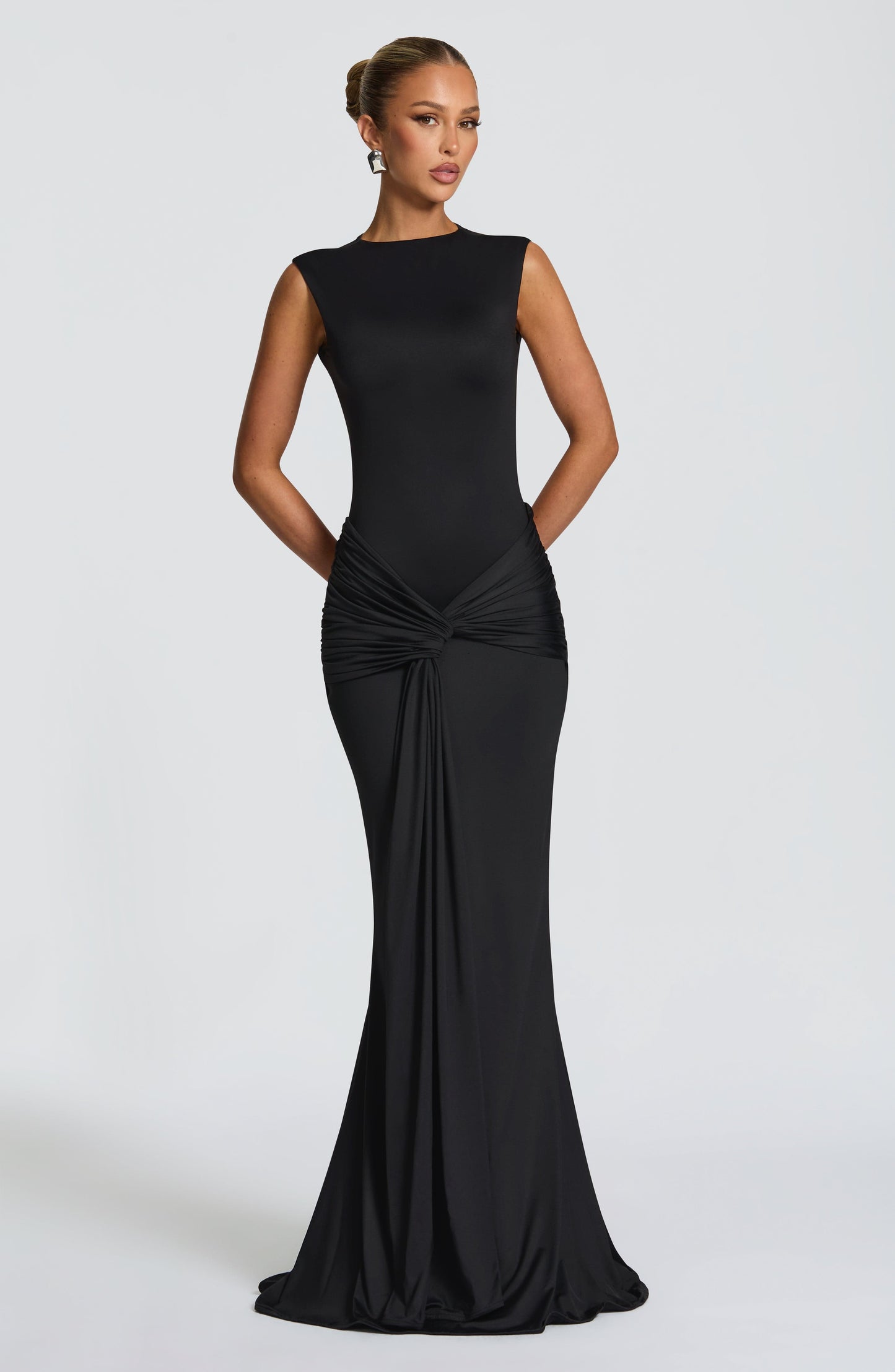 Kleid Carbajo™ | Elegante Silhouette mit skulpturaler Drapierung
