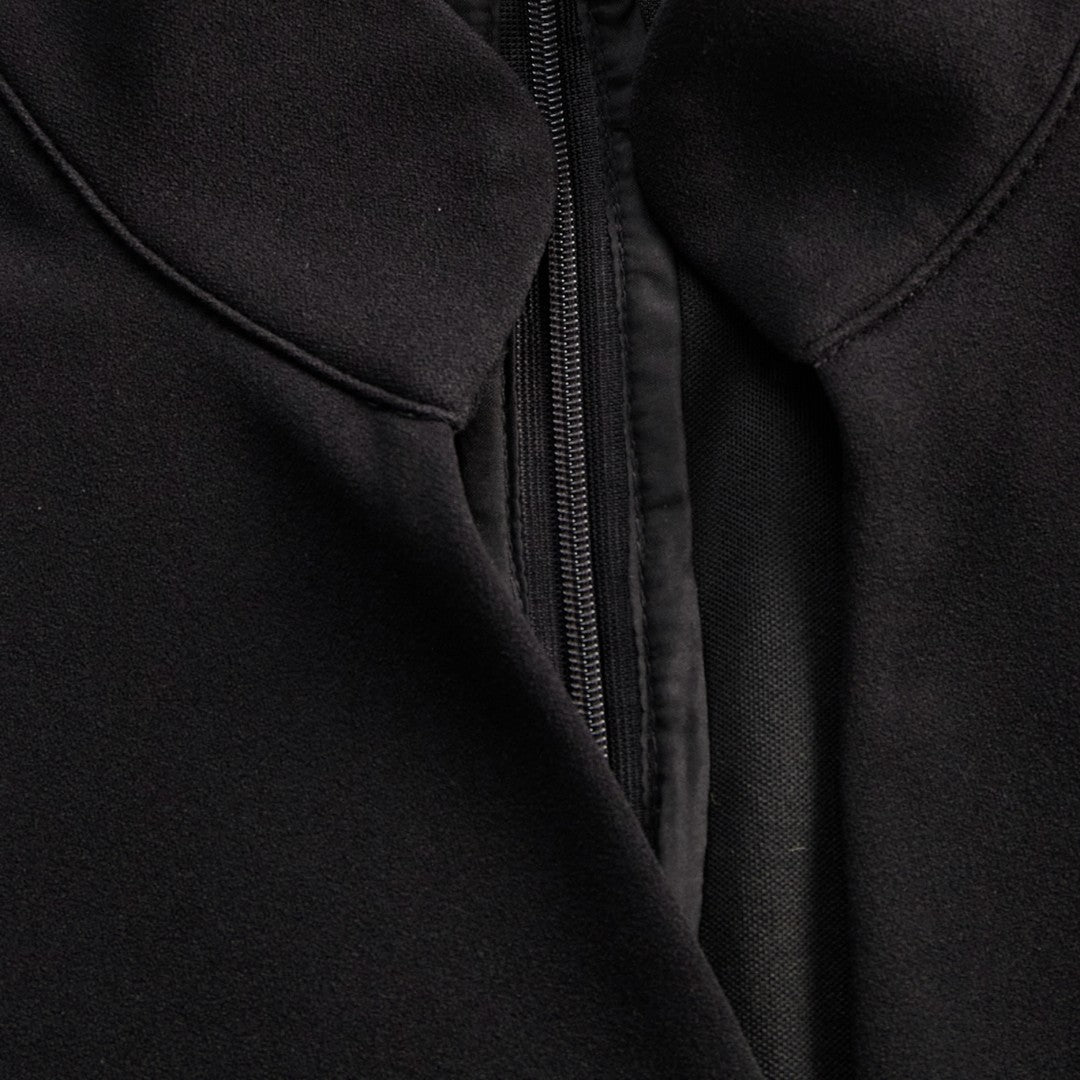 Marina | Raffiniertes schwarzes Kleid mit Gürtel und Mandarinkragen
