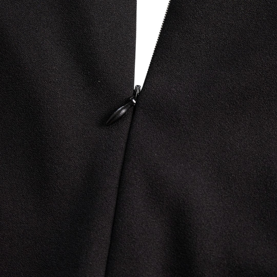Marina | Raffiniertes schwarzes Kleid mit Gürtel und Mandarinkragen