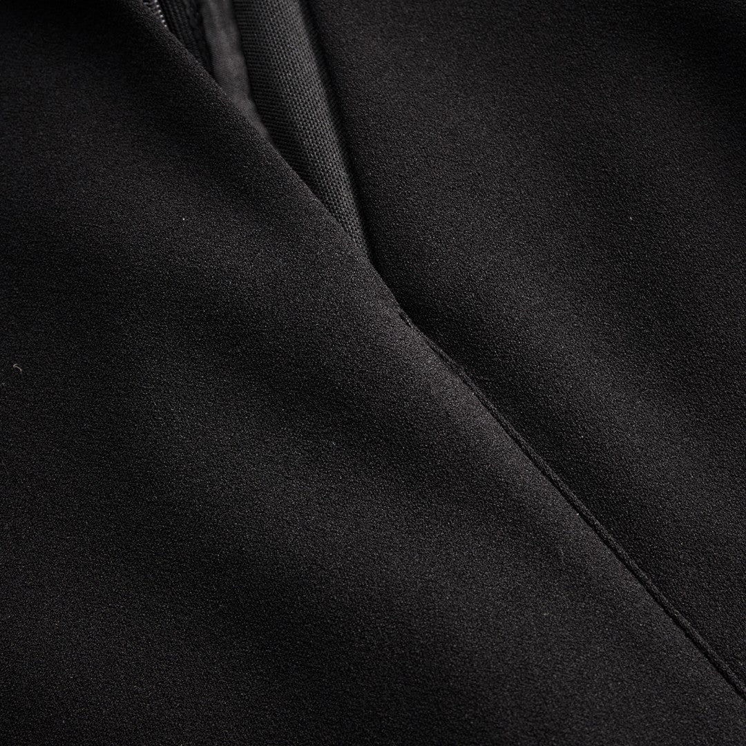 Marina | Raffiniertes schwarzes Kleid mit Gürtel und Mandarinkragen