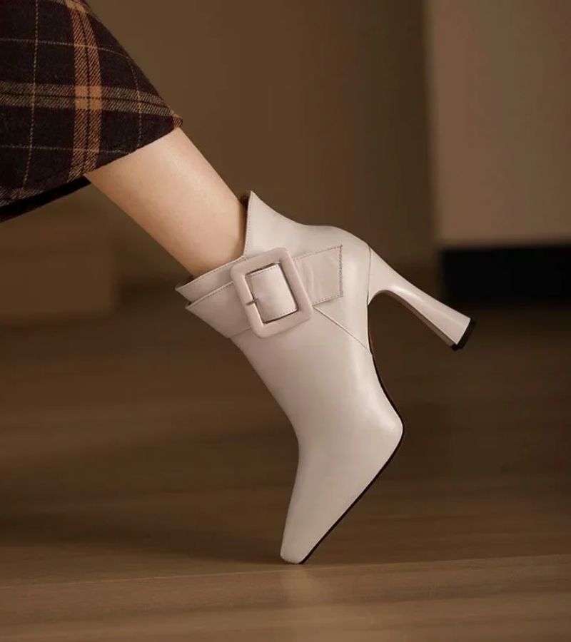 SOFÍA | STIEFELETTEN MIT ÜBERGROSSER SCHNALLE