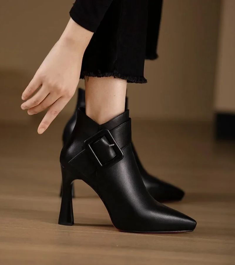 SOFÍA | STIEFELETTEN MIT ÜBERGROSSER SCHNALLE