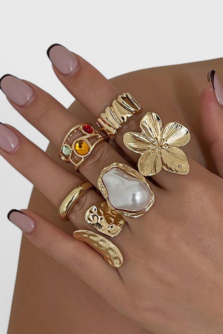 Offener Ring in flüssiger Blumenform mit Perle