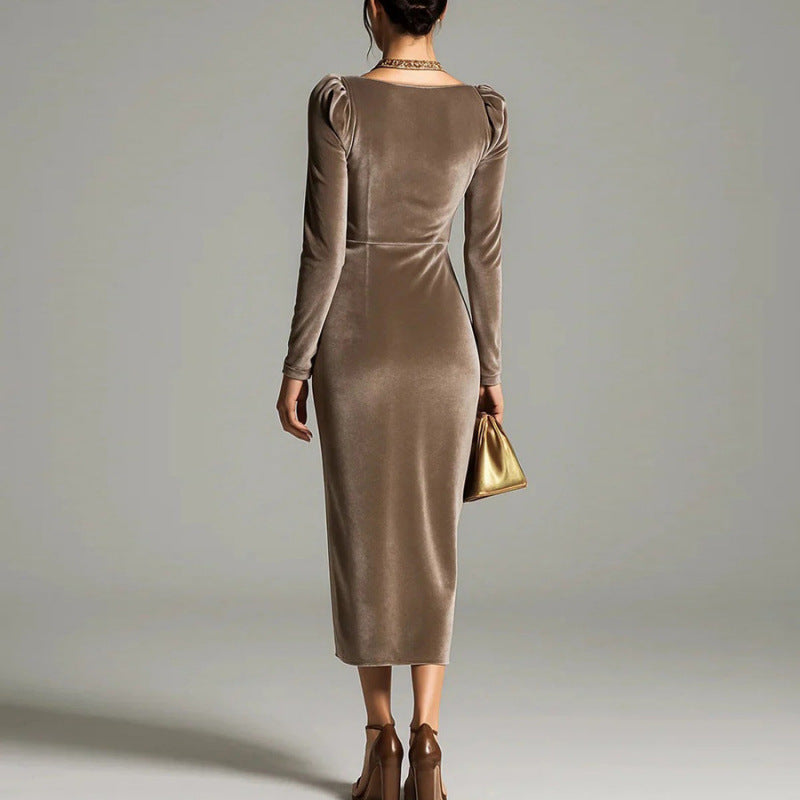Paula | Figurschmeichelndes, plissiertes Samtkleid