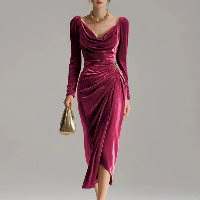 Paula | Figurschmeichelndes, plissiertes Samtkleid