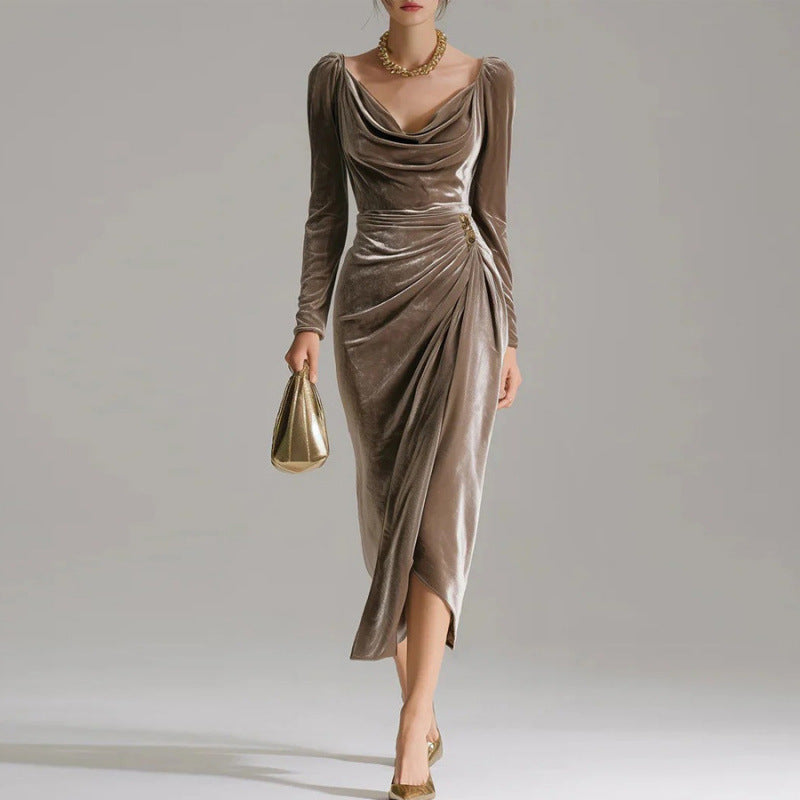 Paula | Figurschmeichelndes, plissiertes Samtkleid