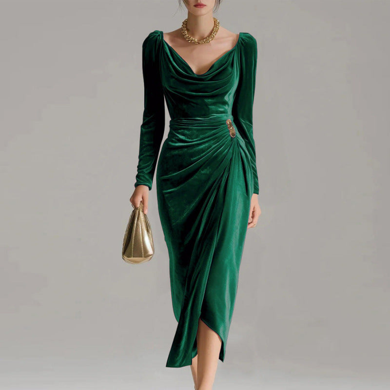 Paula | Figurschmeichelndes, plissiertes Samtkleid