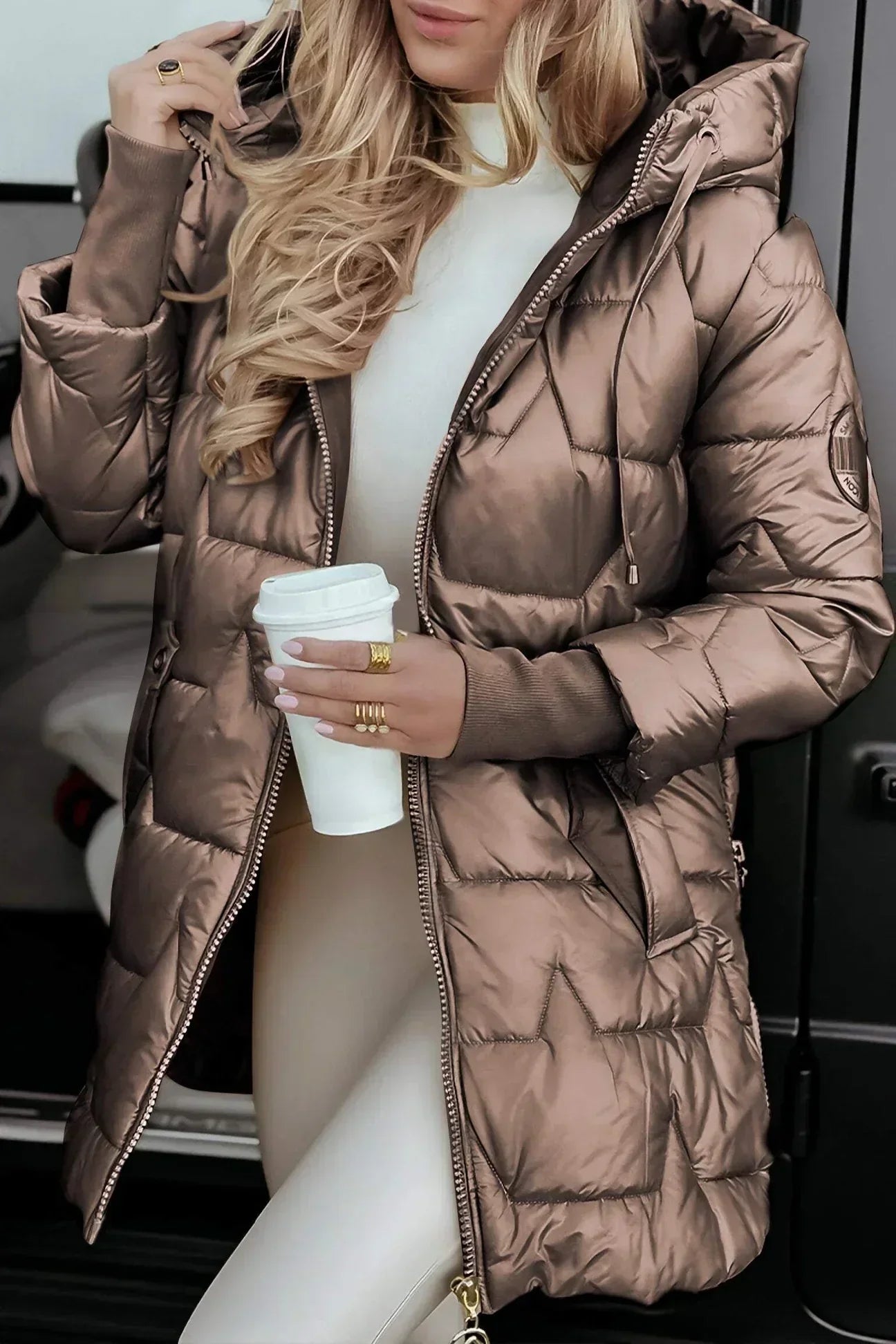 Nora – Eleganter Wintermantel mit Kapuze und Steppung