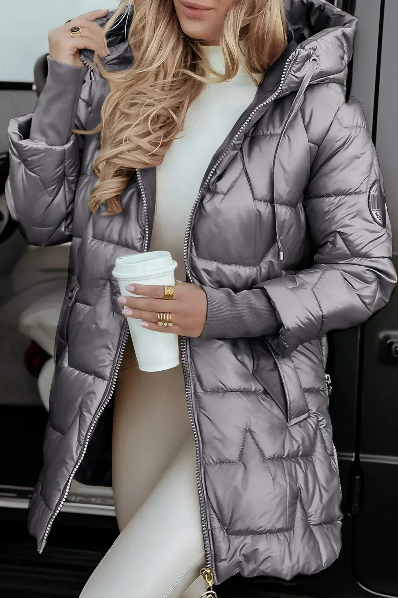 Nora – Eleganter Wintermantel mit Kapuze und Steppung