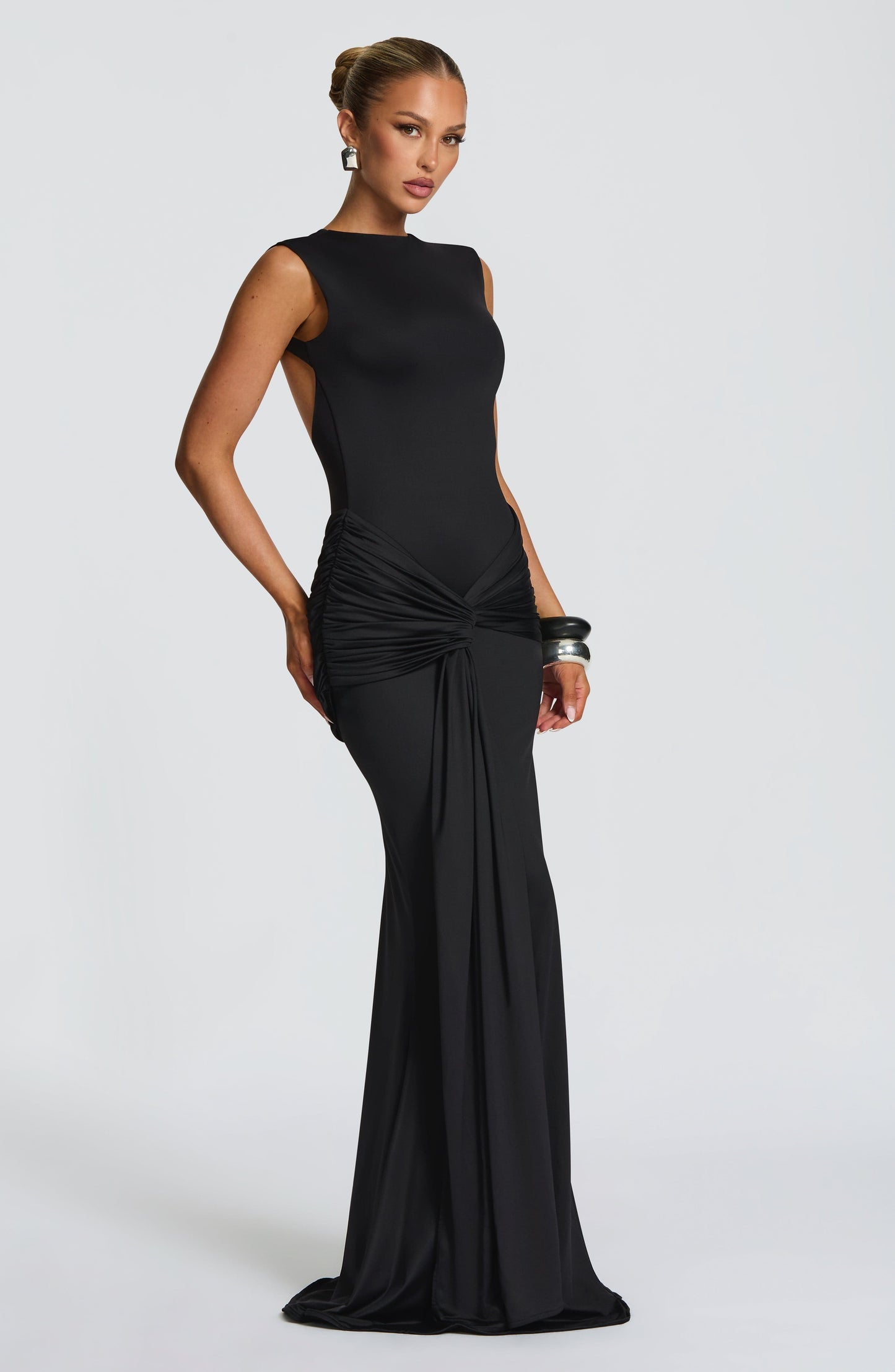 Kleid Carbajo™ | Elegante Silhouette mit skulpturaler Drapierung