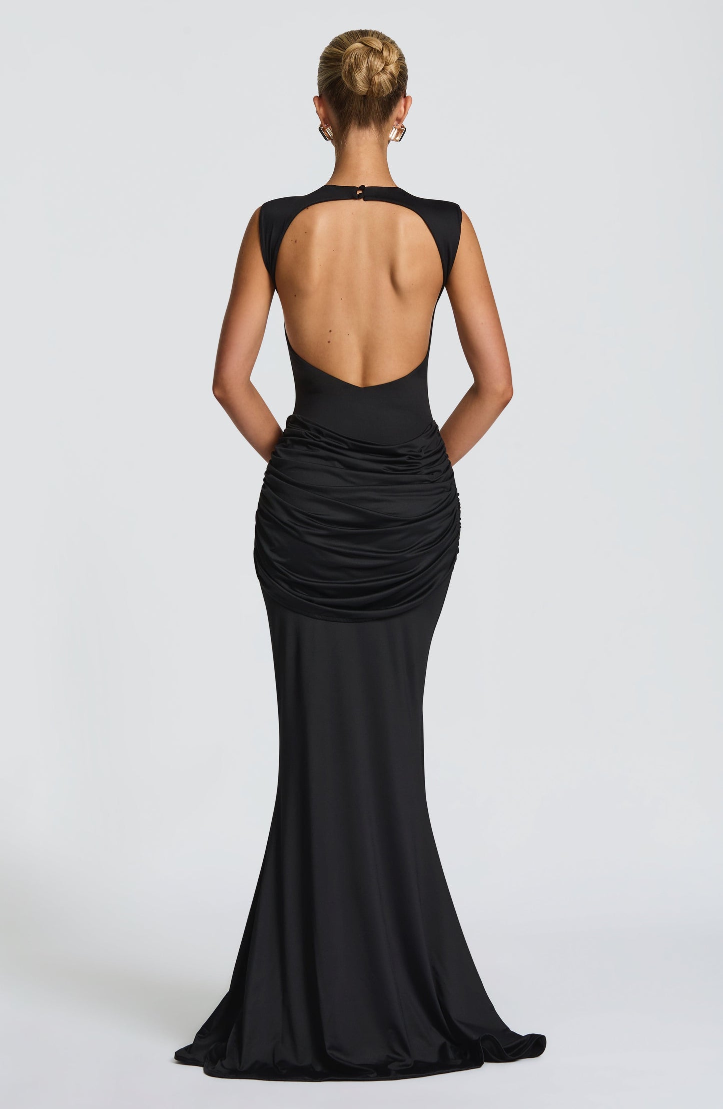 Kleid Carbajo™ | Elegante Silhouette mit skulpturaler Drapierung