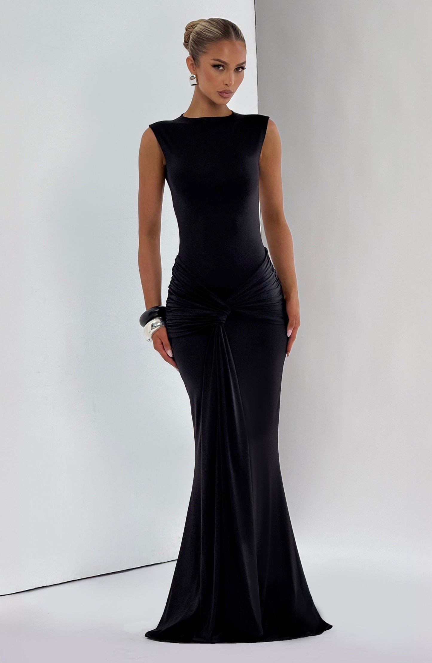 Kleid Carbajo™ | Elegante Silhouette mit skulpturaler Drapierung