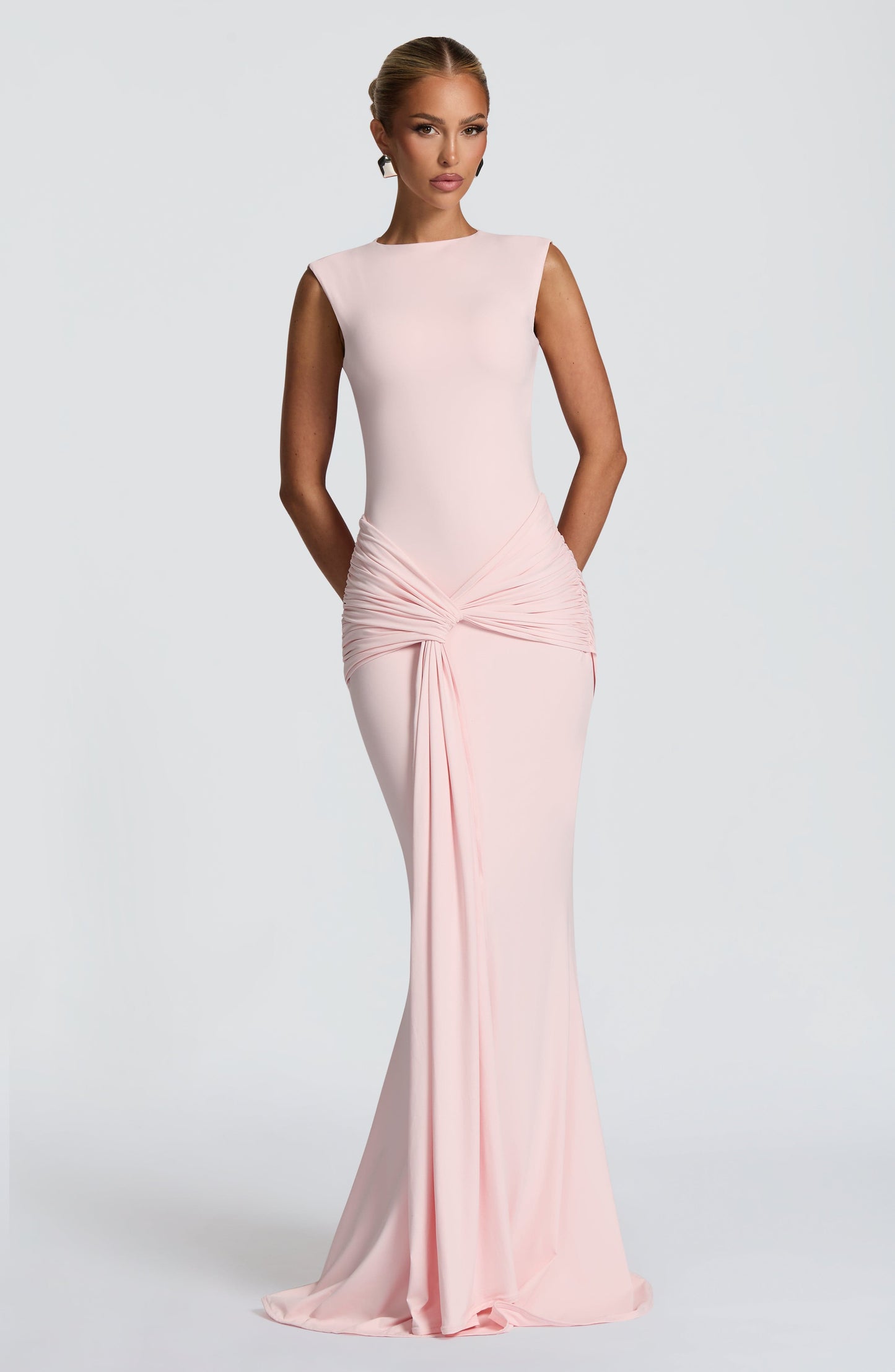Kleid Carbajo™ | Elegante Silhouette mit skulpturaler Drapierung