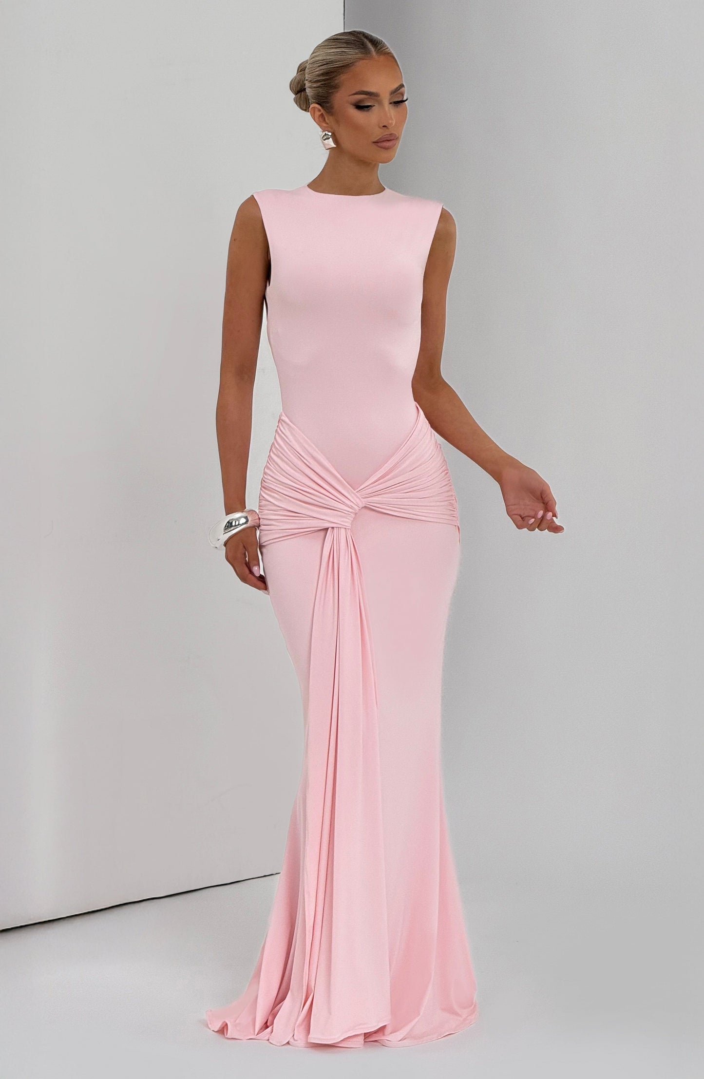 Kleid Carbajo™ | Elegante Silhouette mit skulpturaler Drapierung