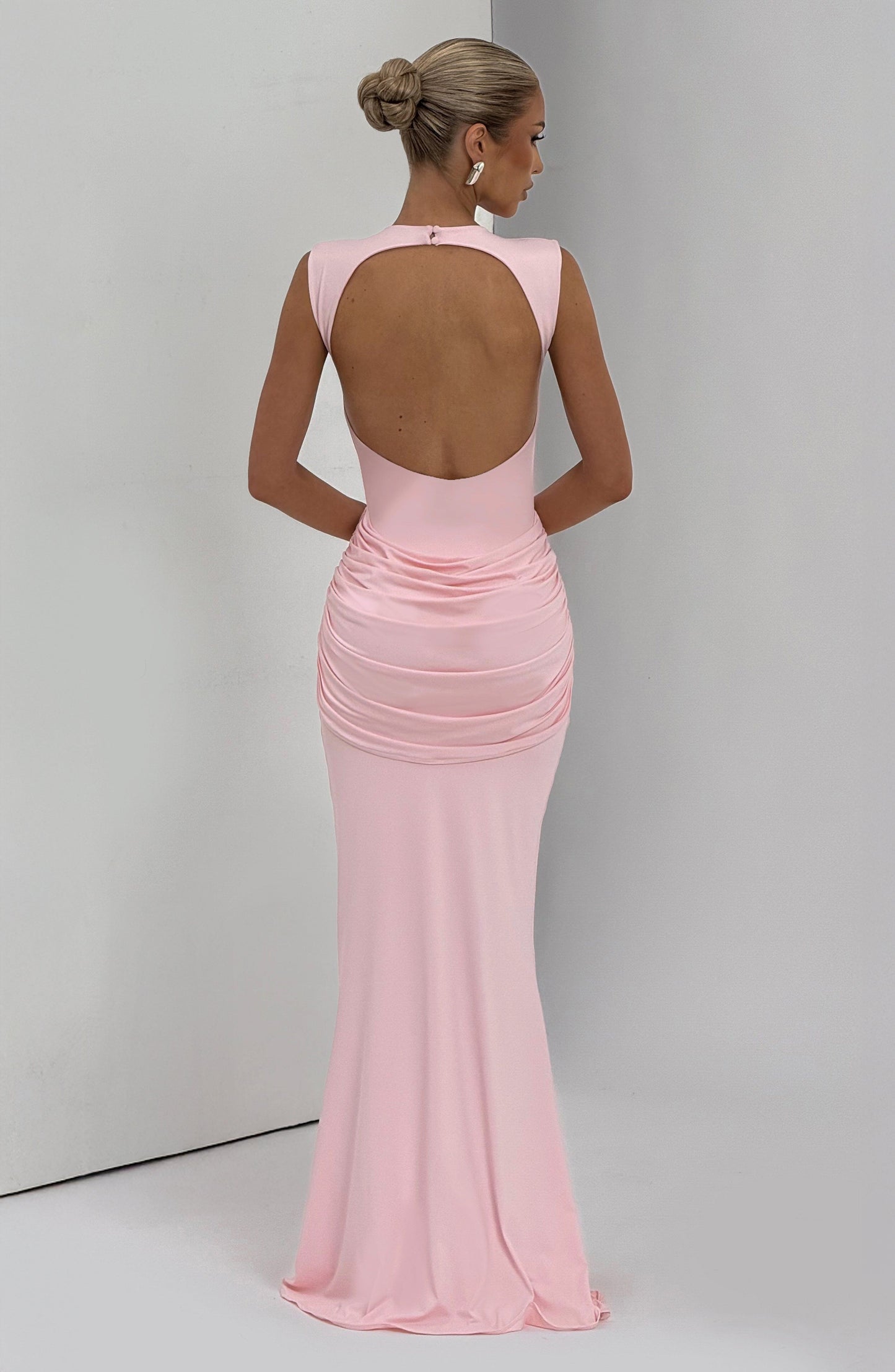 Kleid Carbajo™ | Elegante Silhouette mit skulpturaler Drapierung