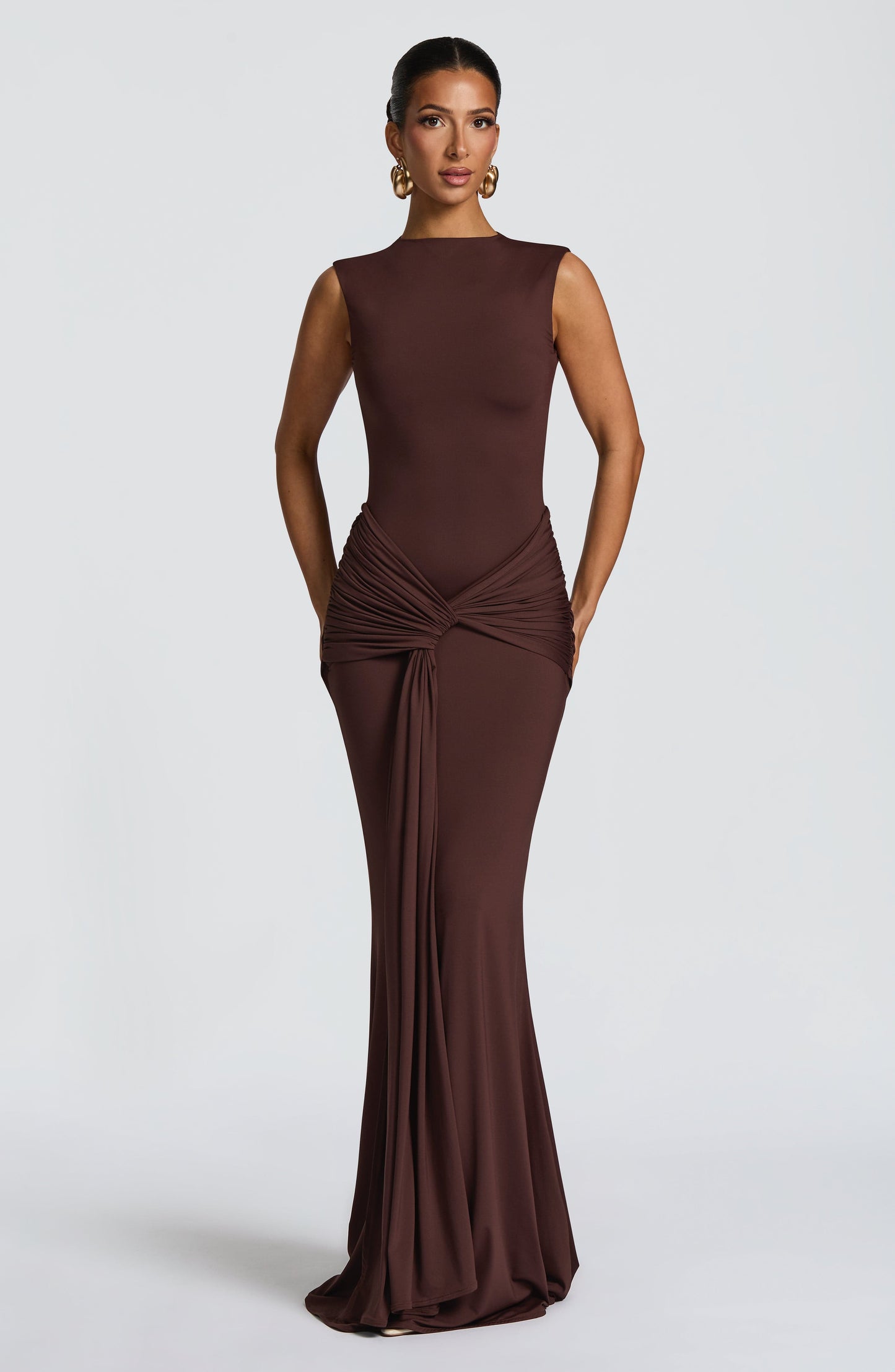 Kleid Carbajo™ | Elegante Silhouette mit skulpturaler Drapierung
