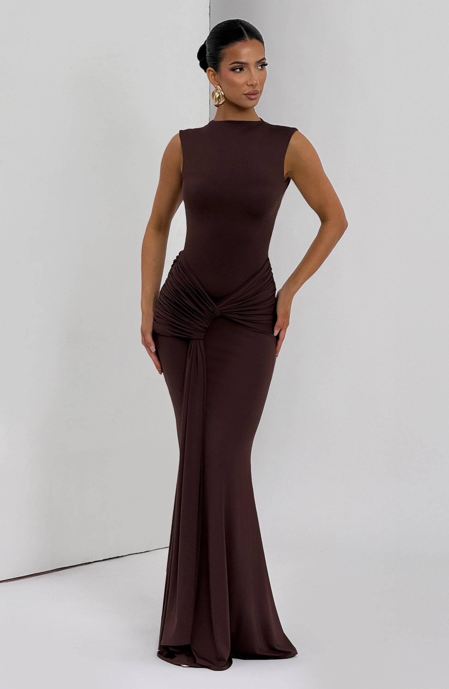 Kleid Carbajo™ | Elegante Silhouette mit skulpturaler Drapierung