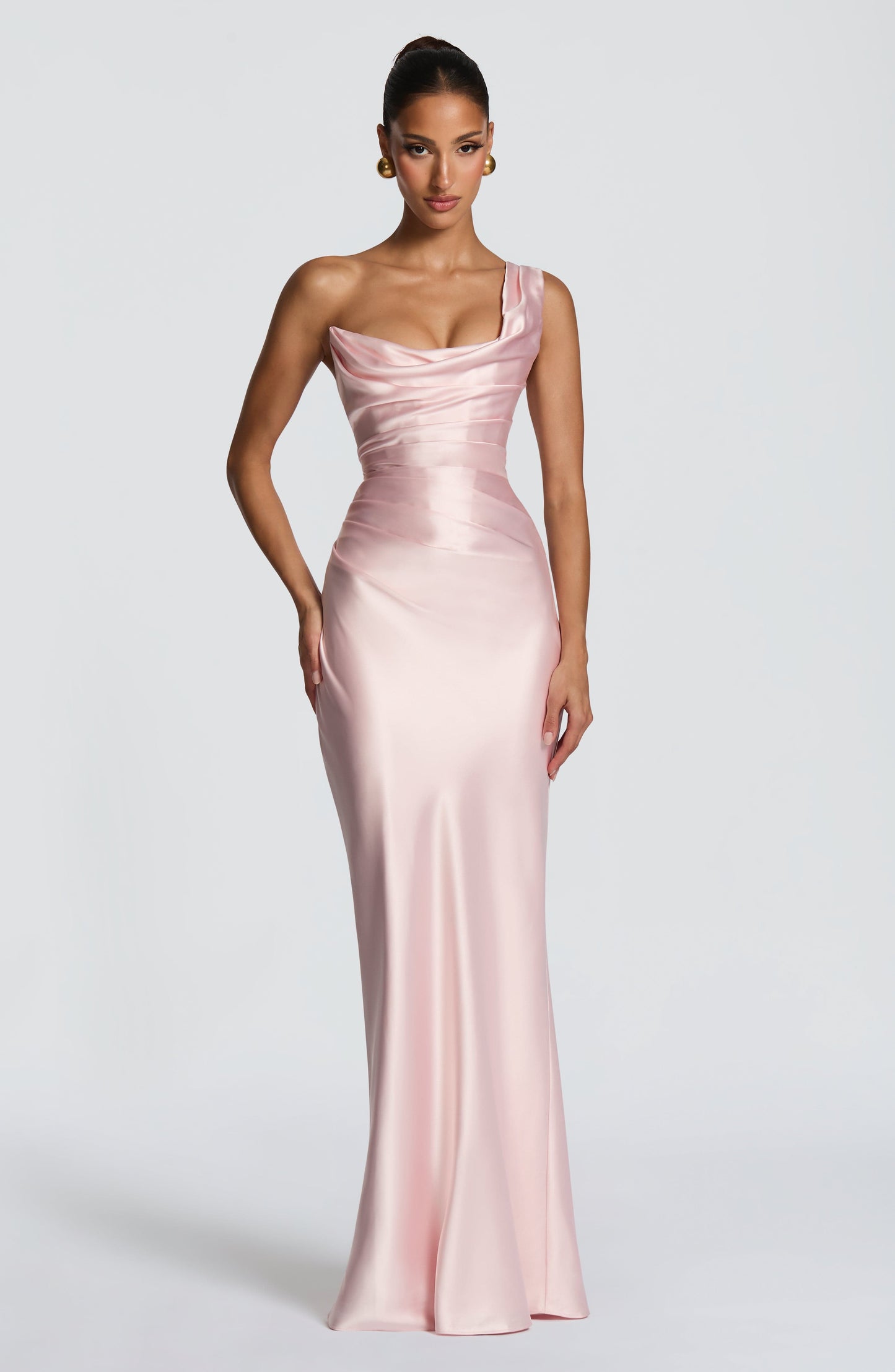 Kleid Carolina™ | Asymmetrische Eleganz mit satiniertem Fall