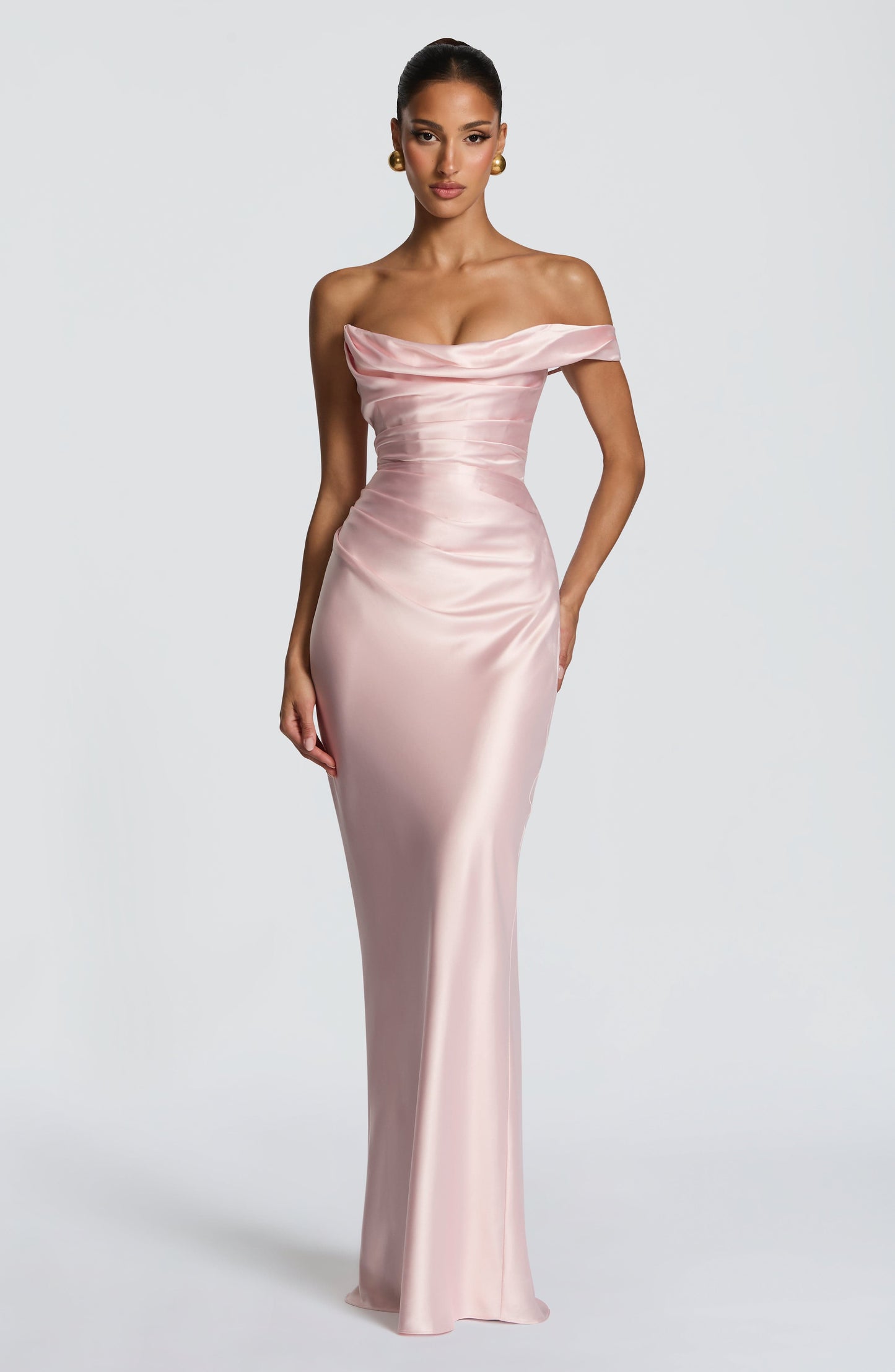Kleid Carolina™ | Asymmetrische Eleganz mit satiniertem Fall