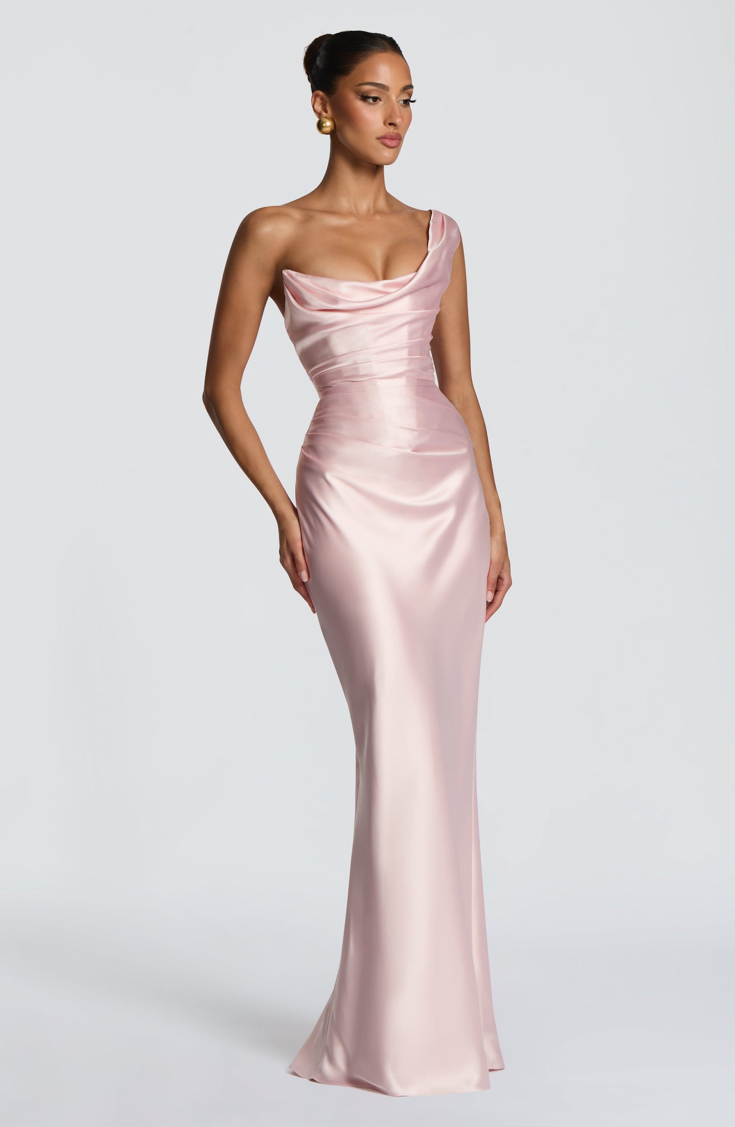 Kleid Carolina™ | Asymmetrische Eleganz mit satiniertem Fall