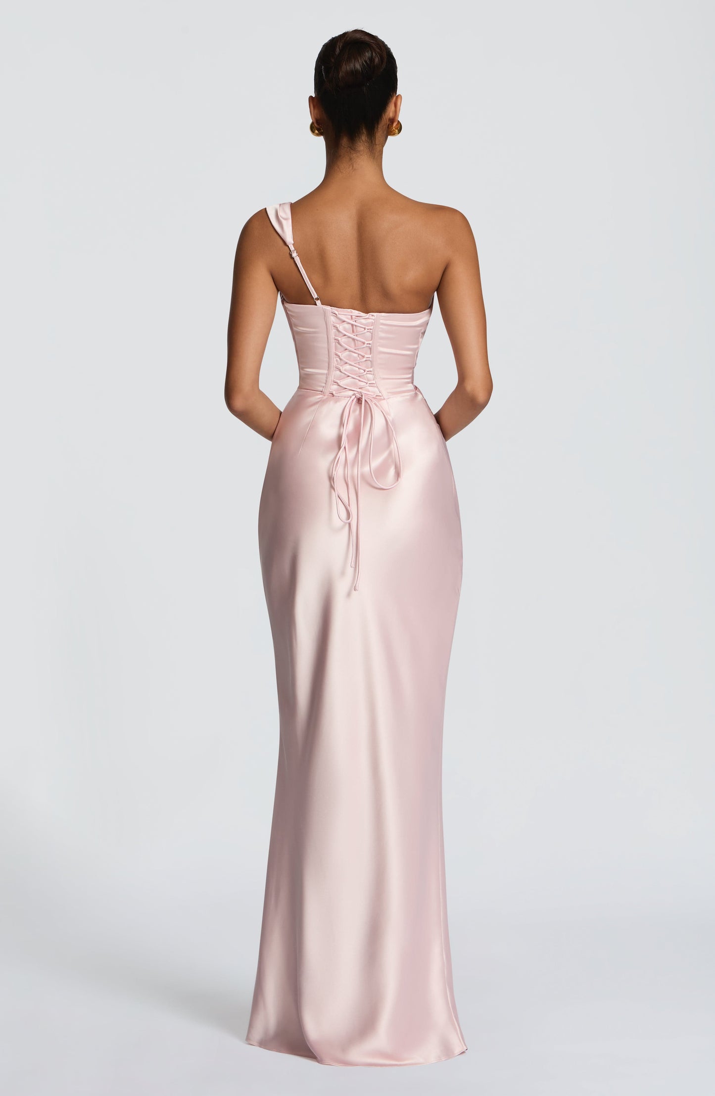 Kleid Carolina™ | Asymmetrische Eleganz mit satiniertem Fall