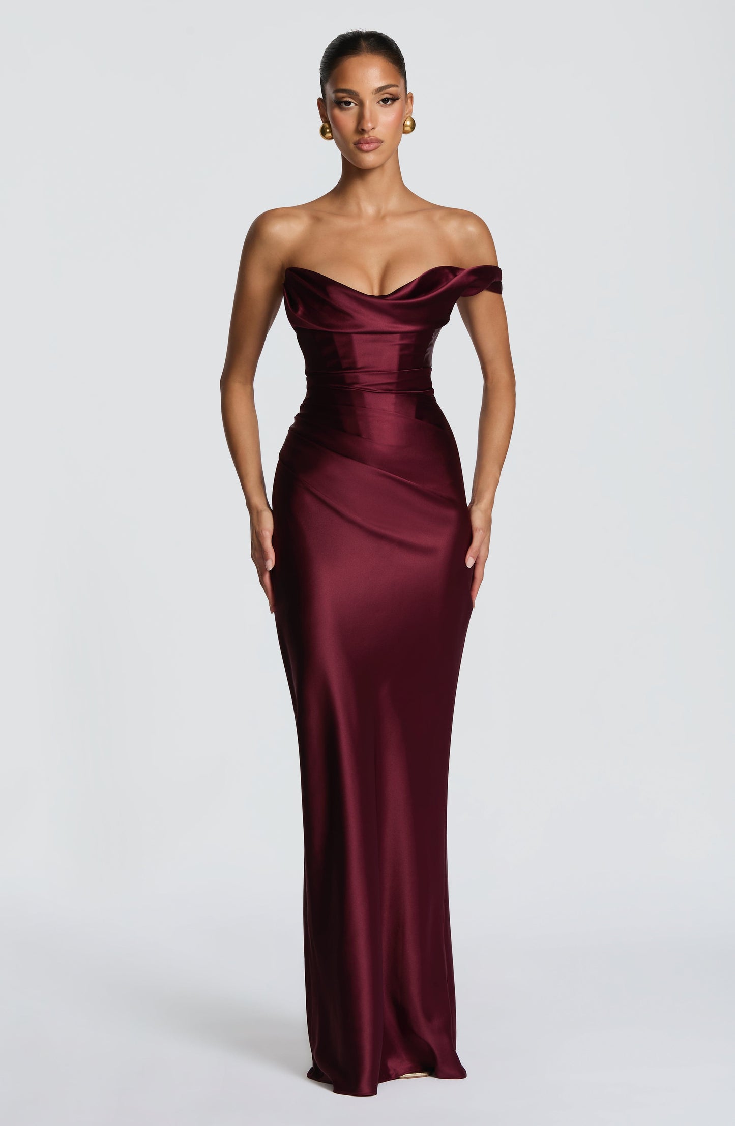 Kleid Carolina™ | Asymmetrische Eleganz mit satiniertem Fall