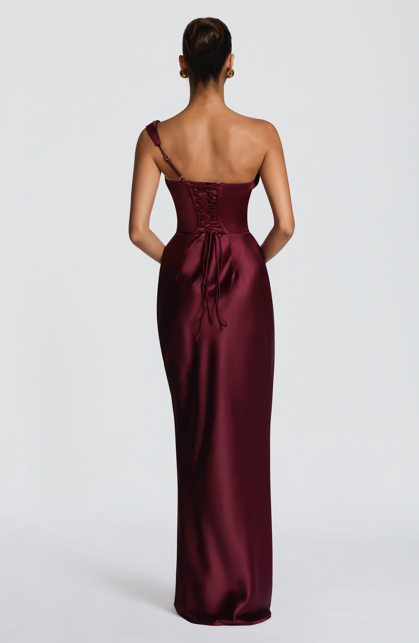 Kleid Carolina™ | Asymmetrische Eleganz mit satiniertem Fall