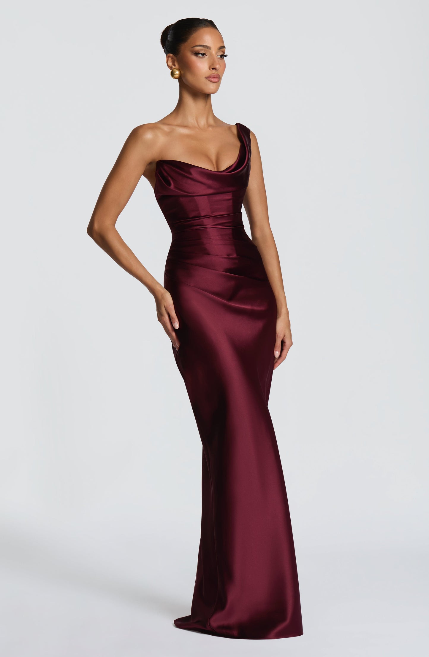 Kleid Carolina™ | Asymmetrische Eleganz mit satiniertem Fall