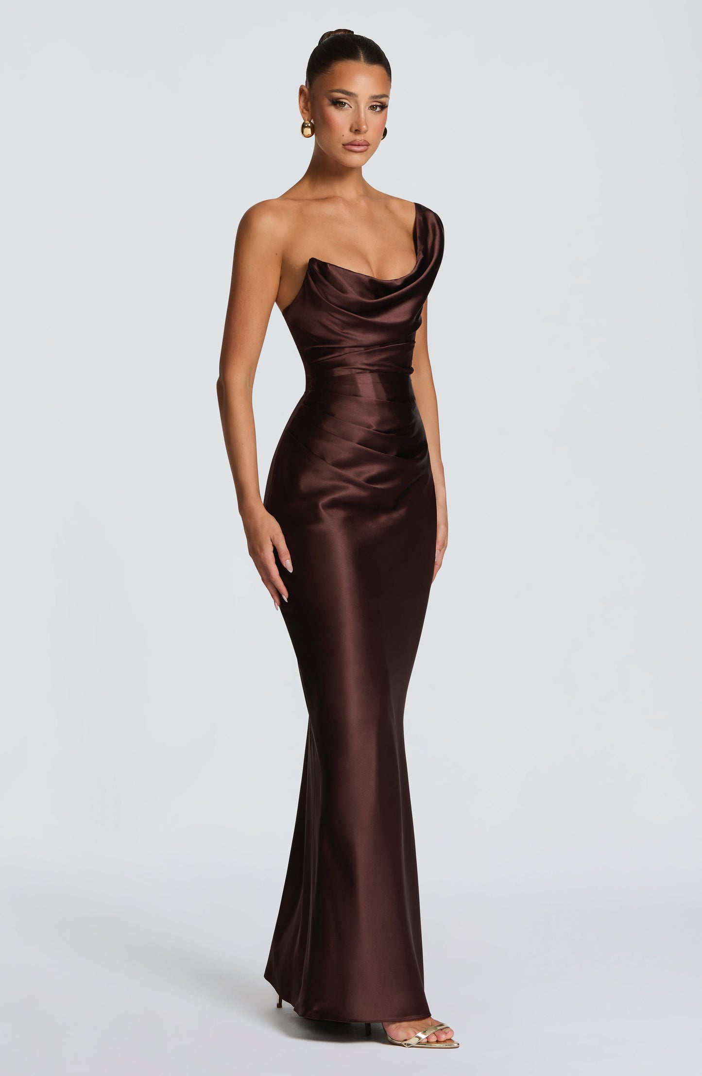 Kleid Carolina™ | Asymmetrische Eleganz mit satiniertem Fall