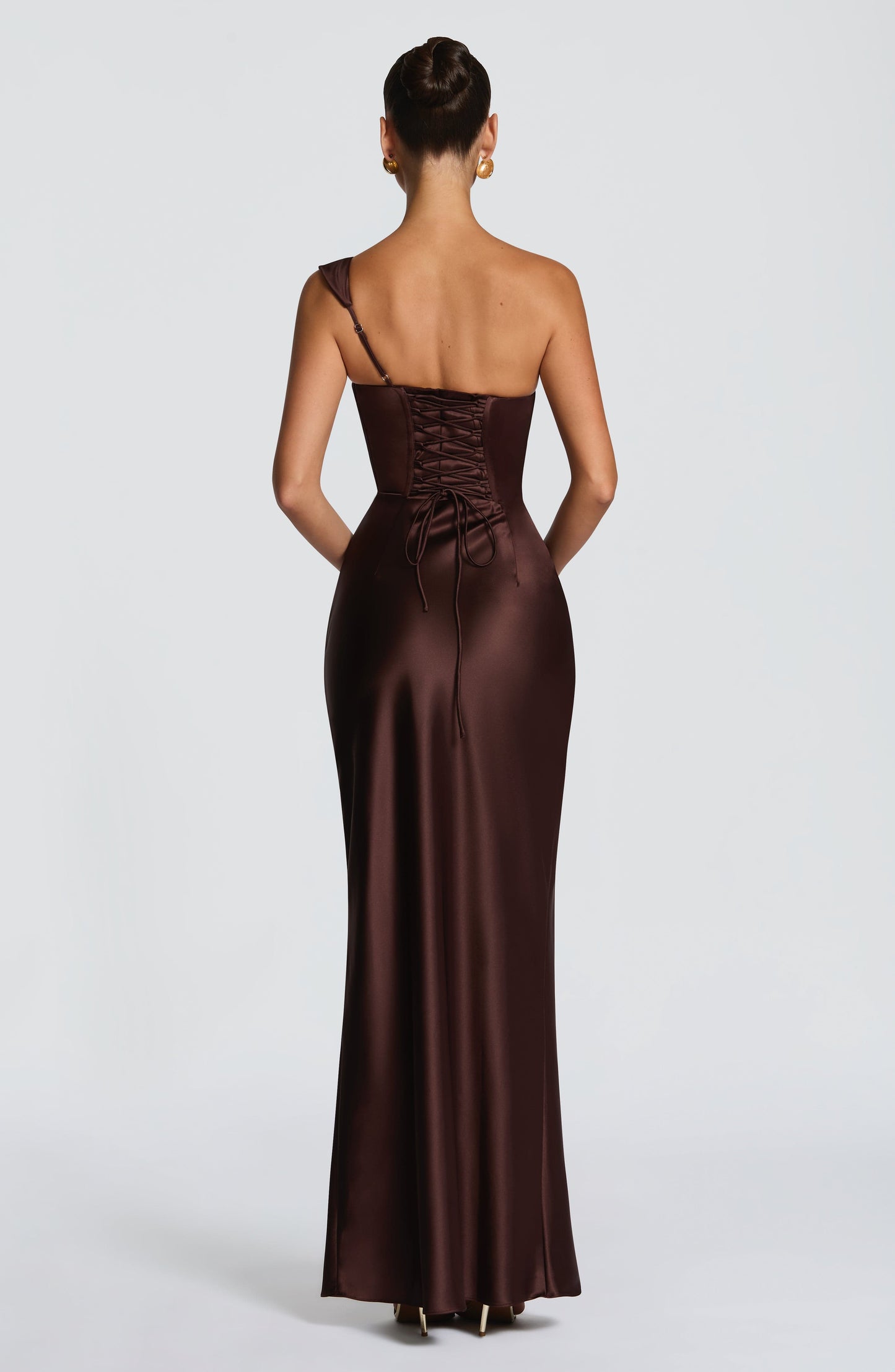 Kleid Carolina™ | Asymmetrische Eleganz mit satiniertem Fall
