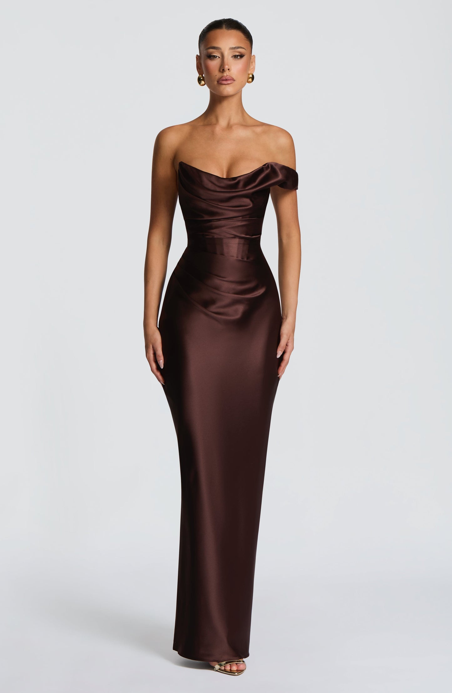 Kleid Carolina™ | Asymmetrische Eleganz mit satiniertem Fall